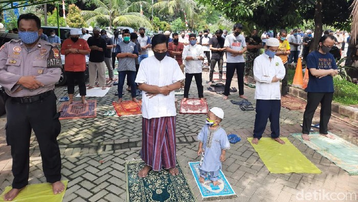 Salat Jumat di Masjid Agung Al Barkah Kota Bekasi. (Yogi E/detikcom)