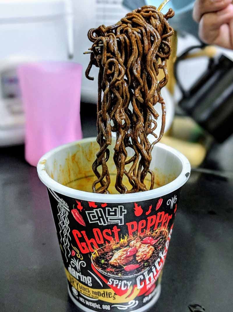 Ghost Pepper, Mie Instan Terpedas di Dunia yang Bikin Lidah Terbakar!