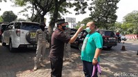 Dalam pelaksanaannya, DKM Masjid Baiturrahman memberlakukan protokol kesehatan.