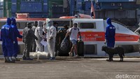 Personel Unit Satwa K-9 dikerahkan dalam evakuasi ABK Nieuw Amsterdam.