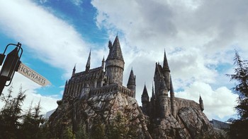 Para fans Harry Potter pasti sudah lama kepikiran pakai background Zoom seperti ini. Foto: Unsplash/jmeguilos via PopSugar