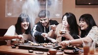 Bahagia itu sederhana karena mereka, tulis Fadil pada keterangan foto yang memperlihatkan keseruan dirinya dengan teman Samsolese lainnya saat makan di restoran. Foto: Instagram @fadiljaidi