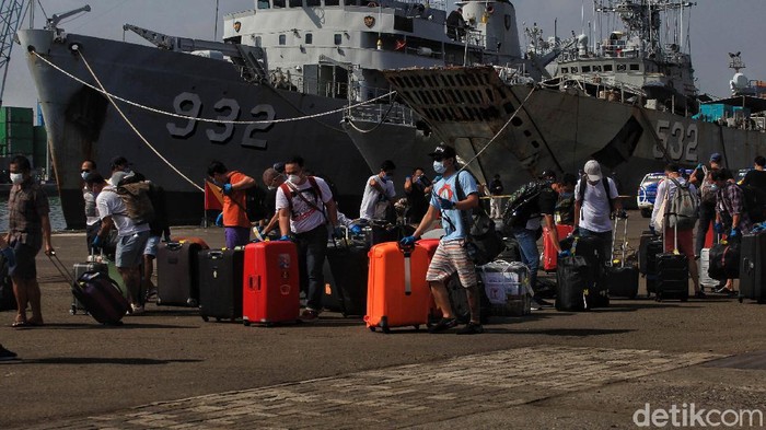 ABK Nieuw Amsterdam Tiba di Pelabuhan Tanjung Priok Sebanyak 819 ABK kapal pesiar Nieuw Amsterdam tiba di Pelabuhan Tanjung Priok, Jakarta Utara, Jumat (29/5/2020).