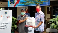 Bantuan tersebut terdiri dari partisipasi pada program Kolaborasi Sosial Berskala Besar (KSBB) senilai Rp2,25 Miliar, pemberian Alat Pelindung Diri senilai Rp844,5 juta dan bantuan kemanusiaan tim medis sebesar Rp638 juta. Sebelumnya Bank DKI juga telah melaksanakan berbagai program CSR sebesar Rp1,3 miliar untuk penanganan Covid-19. Foto: dok. Pemprov DKI