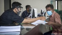 Penggunaan face shield ini merupakan bentuk nyata dari Kecamatan Pamulang dalam pencegahan penularan COVID-19.