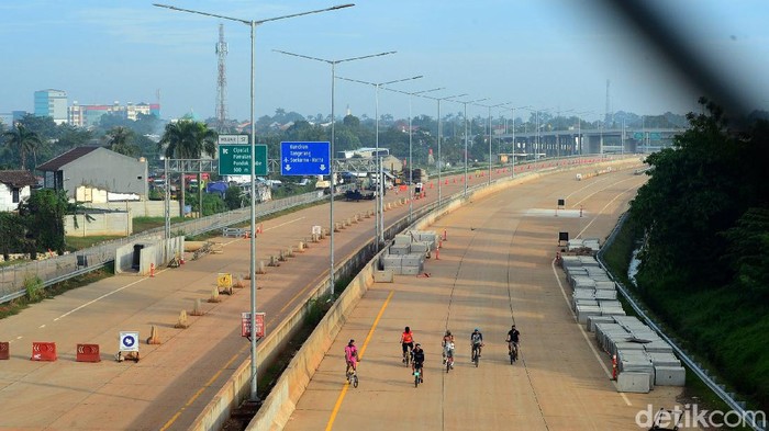 Warga melintas di proyek pembangunan jalan tol Serpong-Cinere di Pondok Cabe, Tangerang, Jumat (29/5/2020). Jalan Tol Serpong-Cinere memiliki total panjang 10,14 km, terdiri dari dua seksi, yakni Seksi 1 Serpong-Ciputat (6,59 Km) dan Seksi 2 Ciputat-Cinere (3,55 Km). Ruas Jalan Tol Serpong-Cinere akan melintasi wilayah Serpong (Jombang), Serua, Ciputat, Pamulang, dan Pondok Cabe/Cinere.