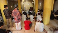 Di dalam Masjid terlihat tidak terlihat tanda atau sekat batas jamaah yang seharusnya diterapkan ditengah pademi COVID-19.