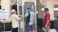 Setiap warga yang datang, diukur suhu tubuhnya sebelum masuk area masjid.
