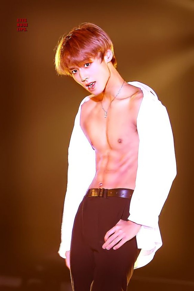 Selain kedipan dan slogan-slogan yang sering jadi viral, Park Jihoon pernah bikin heboh penggemar dengan menunjukkan perut sixpack saat konser terakhir Wanna One. Hal tersebut merupakan salah satu bentuk hadiahnya kepada fans karena dulu pernah berjanji ingi membentuk badan di awal acara Produce 101 Season Two. Foto: Fansite