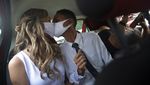 Pengantin di Brasil Nikah di Dalam Mobil Gegara Corona