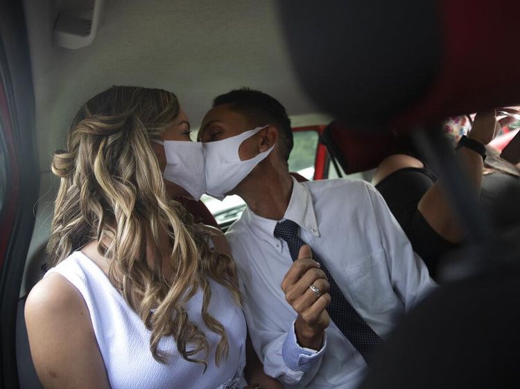 Pengantin di Brasil Nikah di Dalam Mobil Gegara Corona