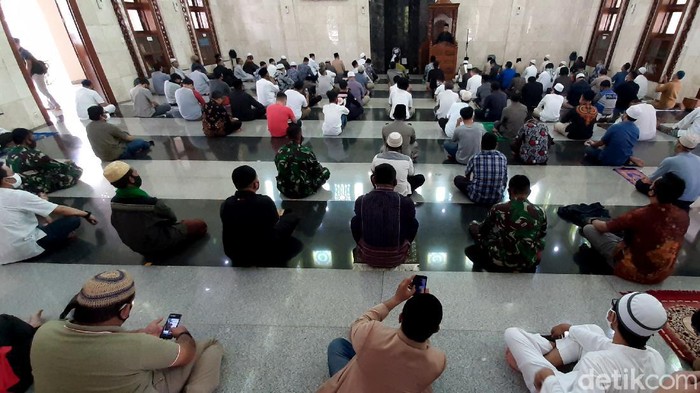 Warga Kota Bandung Mulai Besok Boleh Salat Jumat Di Masjid