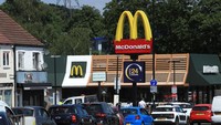 Restoran cepat saji yang menutup gerainya pun tetap melayani pembeli dengan sistem drive thru. Andrew Redington/Getty Images 
