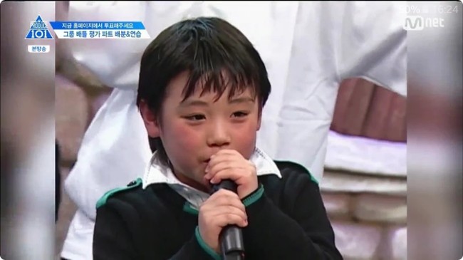 Begini penampilannya dulu waktu masih jadi artis cilik. Dalam acara ini, Park Jihoon tampil bersama Bigbang untuk adu menangis. Ketika kecil, ia dikenal jago akting nangis. Foto: Mnet