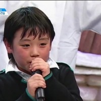 Begini penampilannya dulu waktu masih jadi artis cilik. Dalam acara ini, Park Jihoon tampil bersama Bigbang untuk adu menangis. Ketika kecil, ia dikenal jago akting nangis. Foto: Mnet