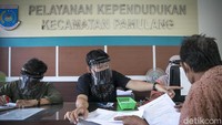 Warga merasa lebih nyaman saat petugas menggunakan face shield tersebut.