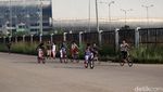 Warga Manfaatkan Kawasan Stadion GBLA untuk Berolahraga