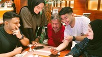 Seperti pada momen kulineran bareng keluarganya ini. Lihat, satu keluarga punya gaya yang kompak, mulai dari ayah, ibu, kakak hingga adik. Foto: Instagram @fadiljaidi
