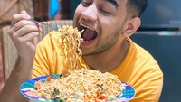 Fadil Jaidi dikenal sebagai penyanyi dalam grup bernama Samsolese. Selain jago tarik suara, Fadil juga pandai membuat orang lain terhibur. Foto: Instagram @fadiljaidi