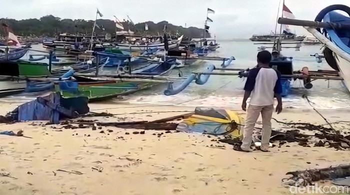 Nelayan di Sukabumi mengeluhkan tak punya dermaga saat tak melaut karena gelombang tinggi