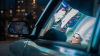 Penonton mendengarkan suara bioskop dari saluran radio yang ada di dalam mobil. Chris McGrath/Getty Images