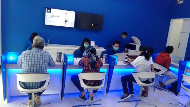 Hadapi new normal, XL Axiata menerapkan protokol kesehatan terbaru dalam melayani pelanggan.