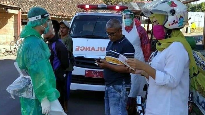 Kru ambulans siaga di Kota Sukabumi berkomunikasi dengan warga mencari informasi terkait kabar adanya warga yang pingsan dan ternyata hanya prank.