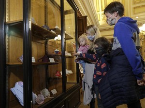 Unik Banget! Museum di Ceko Pamerkan Masker Wajah