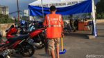 Berkendara Tanpa Masker, Siap-siap Push Up-Sapu Jalanan