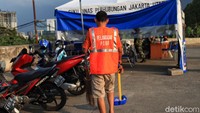 Selain memberikan sanksi berupa push up, pengendara yang melanggar juga turut diberikan sanksi berupa menyapu jalanan.