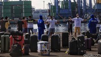 Para ABK menjalani pemeriksaan di Pelabuhan Tanjung Priok.
