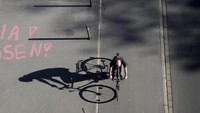 Memang, mengembangkan jalur sepeda di Indonesia tidak mudah. Selain alasan cuaca, kontur jalan naik-turun di sebagian wilayah juga berpengaruh. Apalagi, saat ini masyarakat Indonesia sudah terbiasa menggunakan sepeda motor. Andreas Rentz/Getty Images