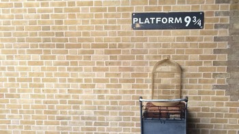 Menuju Hogwarts, jangan lupa peron 9 1/4. Foto: Unsplash / saz86 via PopSugar  