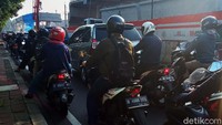 Kemacetan juga disebabkan semakin tingginya volume kendaraan yang melintas.