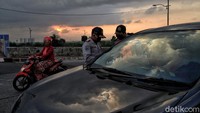 Sejumlah petugas sedang memeriksa pengendara mobil yang melintasi area check point PSBB yang berada di kawasan Jalan Inspeksi Banjir Kanal Timur Rorotan, Jakarta.