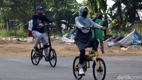 Tampak warga berolahraga pagi, bersepeda hingga mengajak hewan peliharaan seperti kucing atau anjing untuk berjalan-jalan, ada juga yang berjualan di luar stadion.