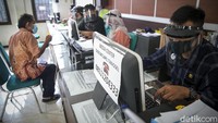 Para petugas Dukcapil memakai pelindung wajah untuk mencegah penyebaran virus Corona (COVID 19).