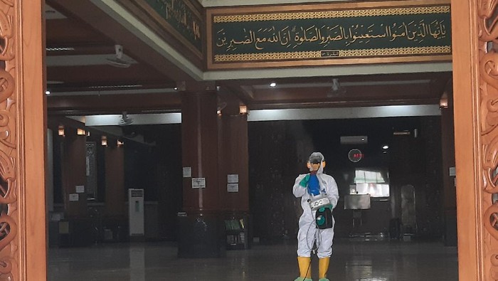 Masjid Agung Al Barkah Bekasi disemprot disinfektan usai gelar salat Jumat berjemaah