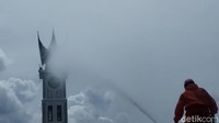 Jumat (29/5/2020), objek wisata andalan itu mulai dibersihkan.