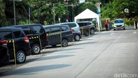 Garis pembatas terpasang untuk memberi sekat atau batas di antara mobil yang parkir di rest area tersebut.