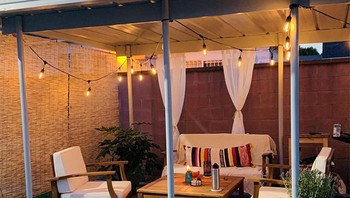 Teras rumah bisa jadi asyik buat nongkrong-nongkrong. Foto: Reddit via Bored Panda