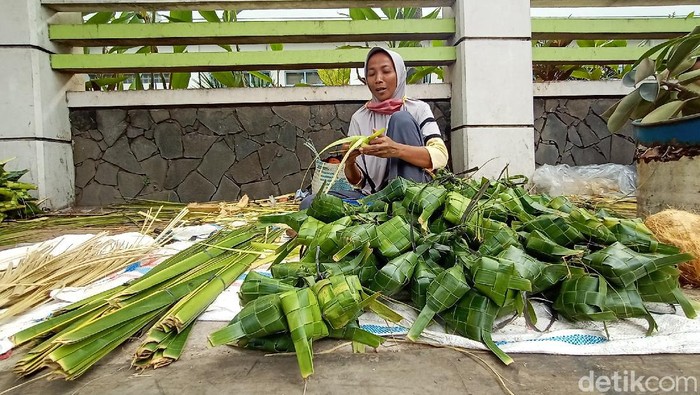 Sejumlah pedagang di Kudus gelar lapak untuk berjualan janur jelang Lebaran Ketupat. Tak sedikit warga yang datang untuk berbelanja janur dari para pedagang itu