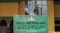 Masjid yang berada dalam lingkungan Tambora, Jakarta Barat ini memiliki 124 kasus virus corona. Untuk daerah Jakarta sendiri belum ada peraturan yang memperbolehkan shalat berjamaah lantaran DKI masih dalam zona merah.
