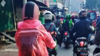 Jas hujan ini sebagai APD sederhana untuk mencegah penyebaran virus Corona.