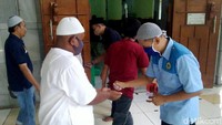 Protokol kesehatan lainnya yang diterapkan di masjid tersebut adalah para jemaah yang hendak melaksanakan salat Jumat di masjid itu turut diperiksa suhu tubuhnya dengan thermo gun. Selain itu, sejumlah petugas juga tampak memberikan hand sanitizer kepada para jemaah yang hendak masuk ke dalam masjid.