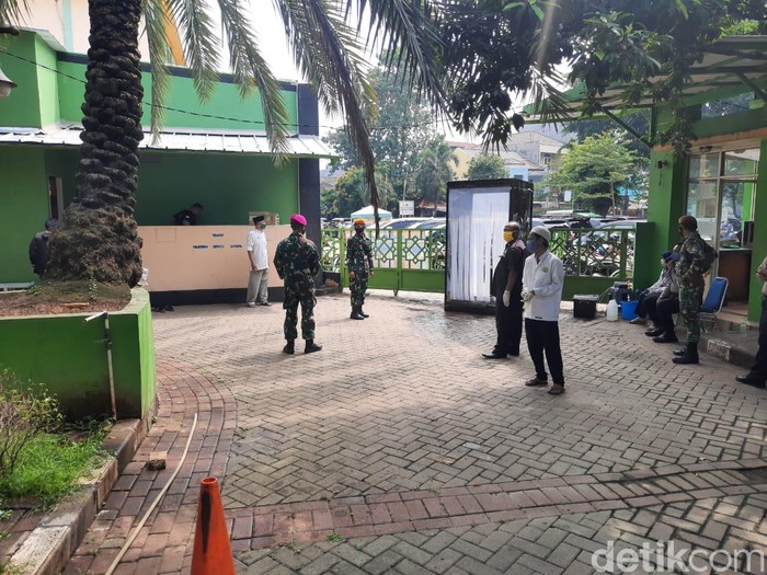 Salat Jumat di Masjid Agung Al Barkah Bekasi (Yogi E/detikcom) Salat Jumat di Masjid Agung Al Barkah Bekasi (Yogi E/detikcom)