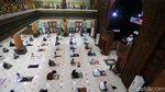 Potret Salat Jumat dengan Jaga Jarak di Masjid Agung Al Barkah