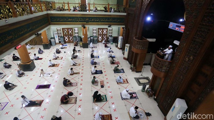 Salat Jumat berjemaah digelar di Masjid Agung Al Barkah, Kota Bekasi. Begini potret salat Jumat yang digelar dengan physical distancing.