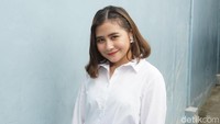 Prilly menceritakan selama pandemi Corona dirinya lebih sering mengisi waktu di rumah dengan berlatih pole dance. Pool/Noel/detikFoto.