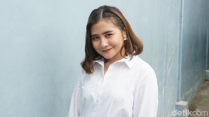Prilly Latuconsina saat ditemui di kawasan Trans TV.